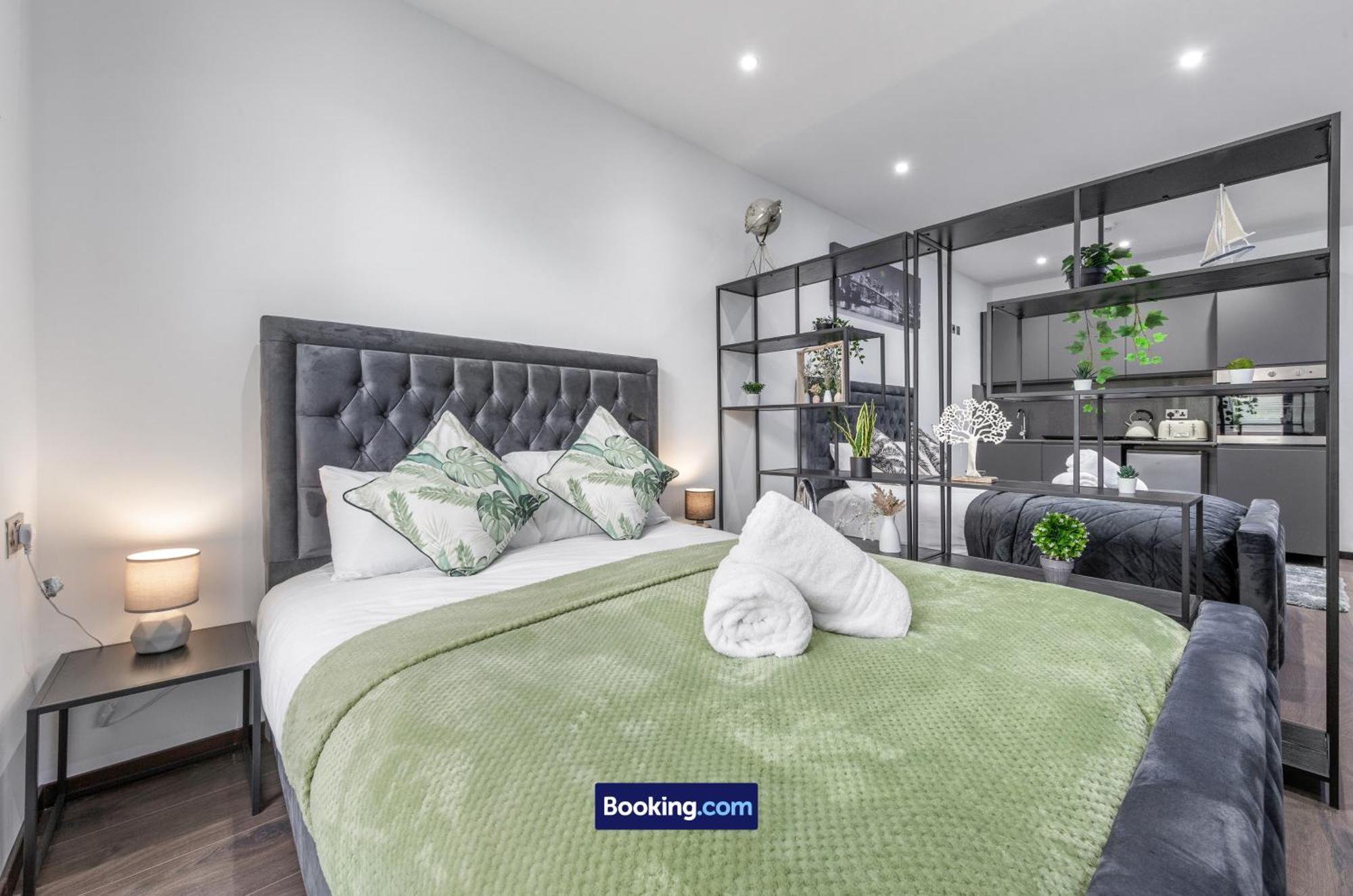 Stylish Studio Apt By Stay Smart Short Lets & Serviced Accommodation Woodstock With Free Wifi Лондон Екстериор снимка
