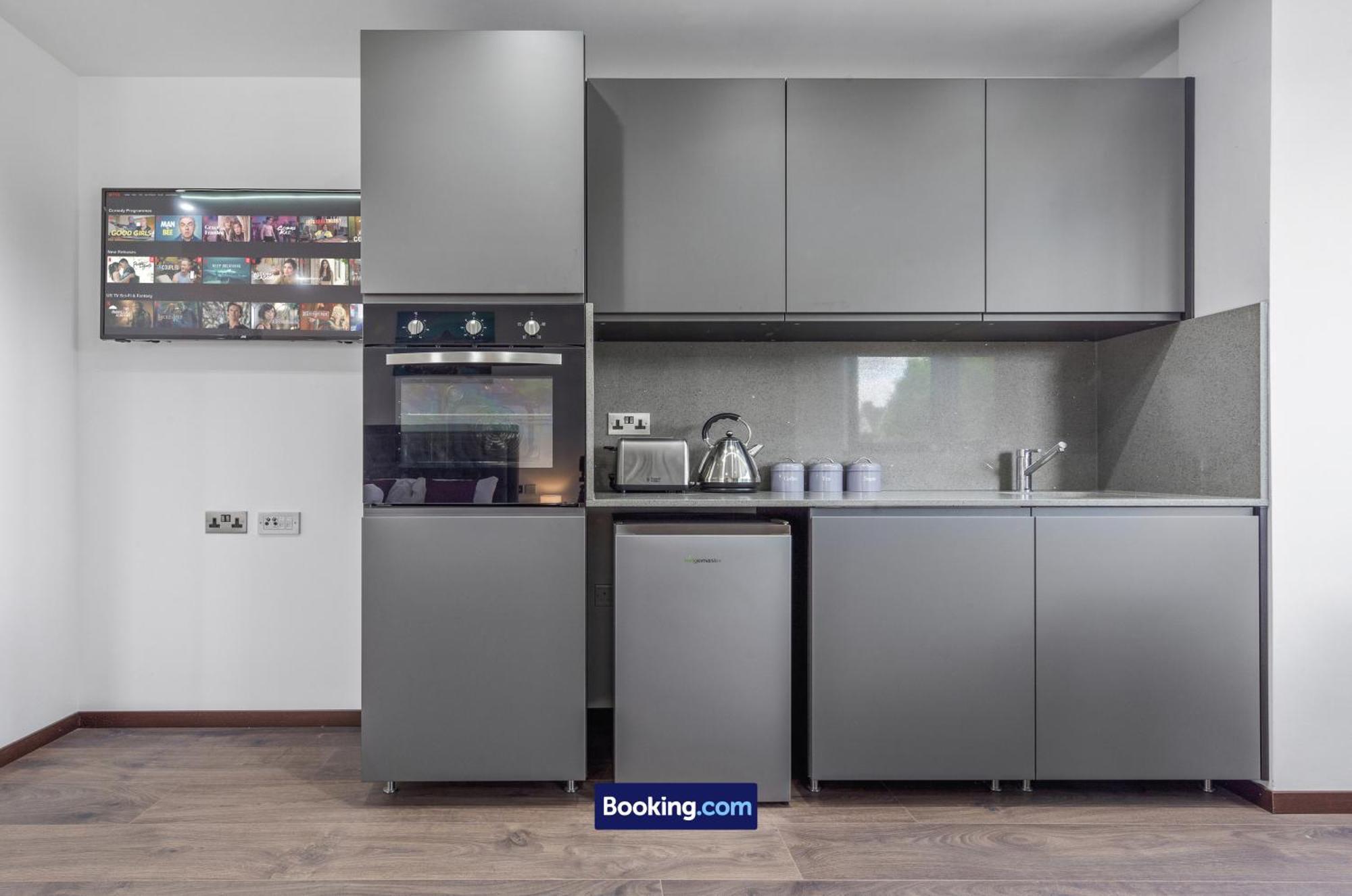 Stylish Studio Apt By Stay Smart Short Lets & Serviced Accommodation Woodstock With Free Wifi Лондон Екстериор снимка