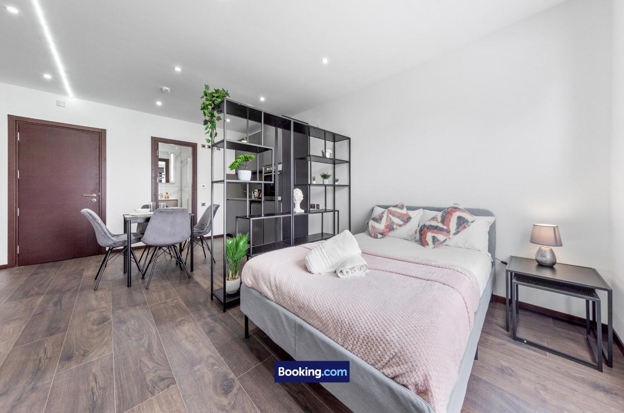 Stylish Studio Apt By Stay Smart Short Lets & Serviced Accommodation Woodstock With Free Wifi Лондон Екстериор снимка