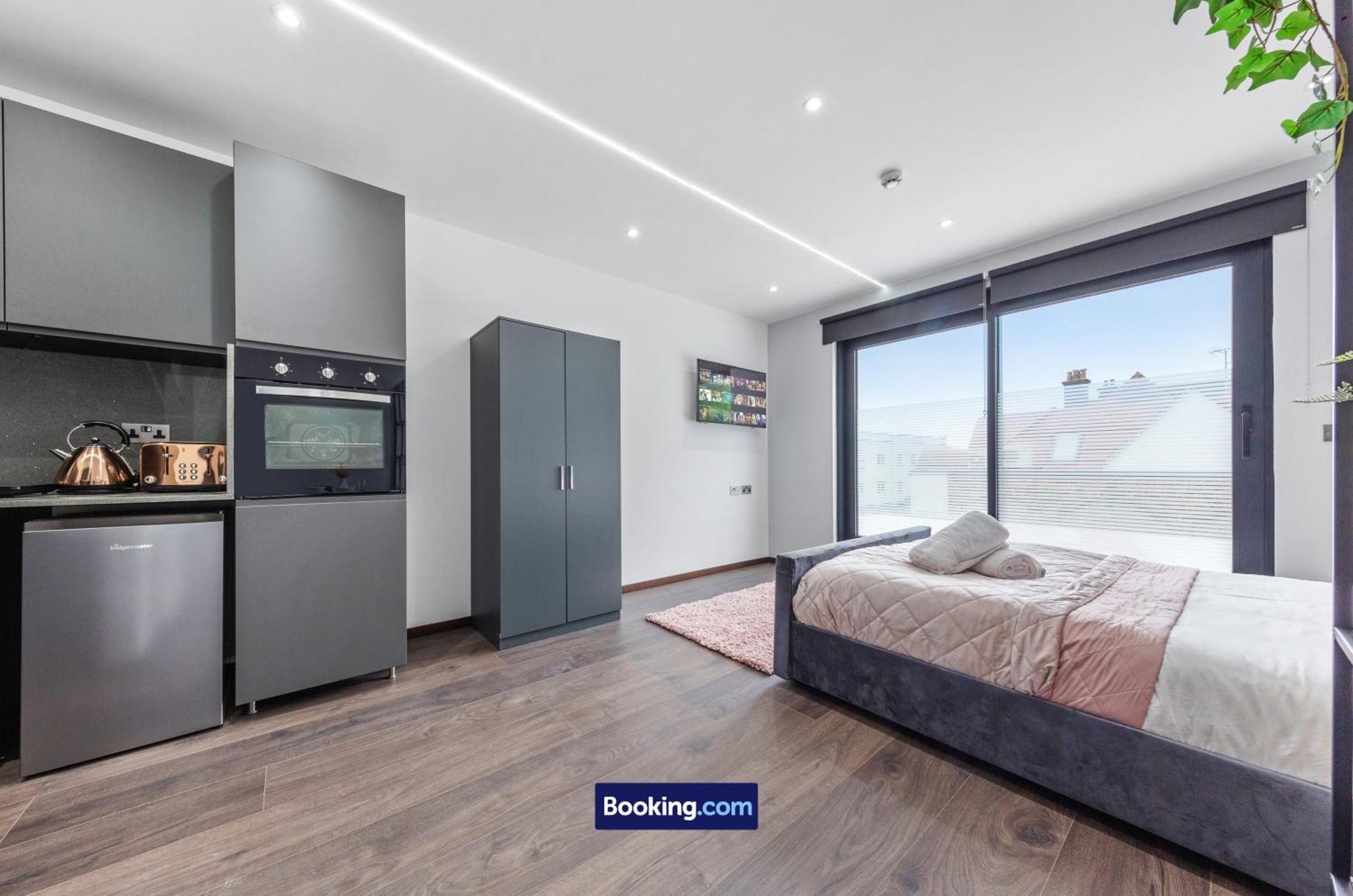 Stylish Studio Apt By Stay Smart Short Lets & Serviced Accommodation Woodstock With Free Wifi Лондон Екстериор снимка