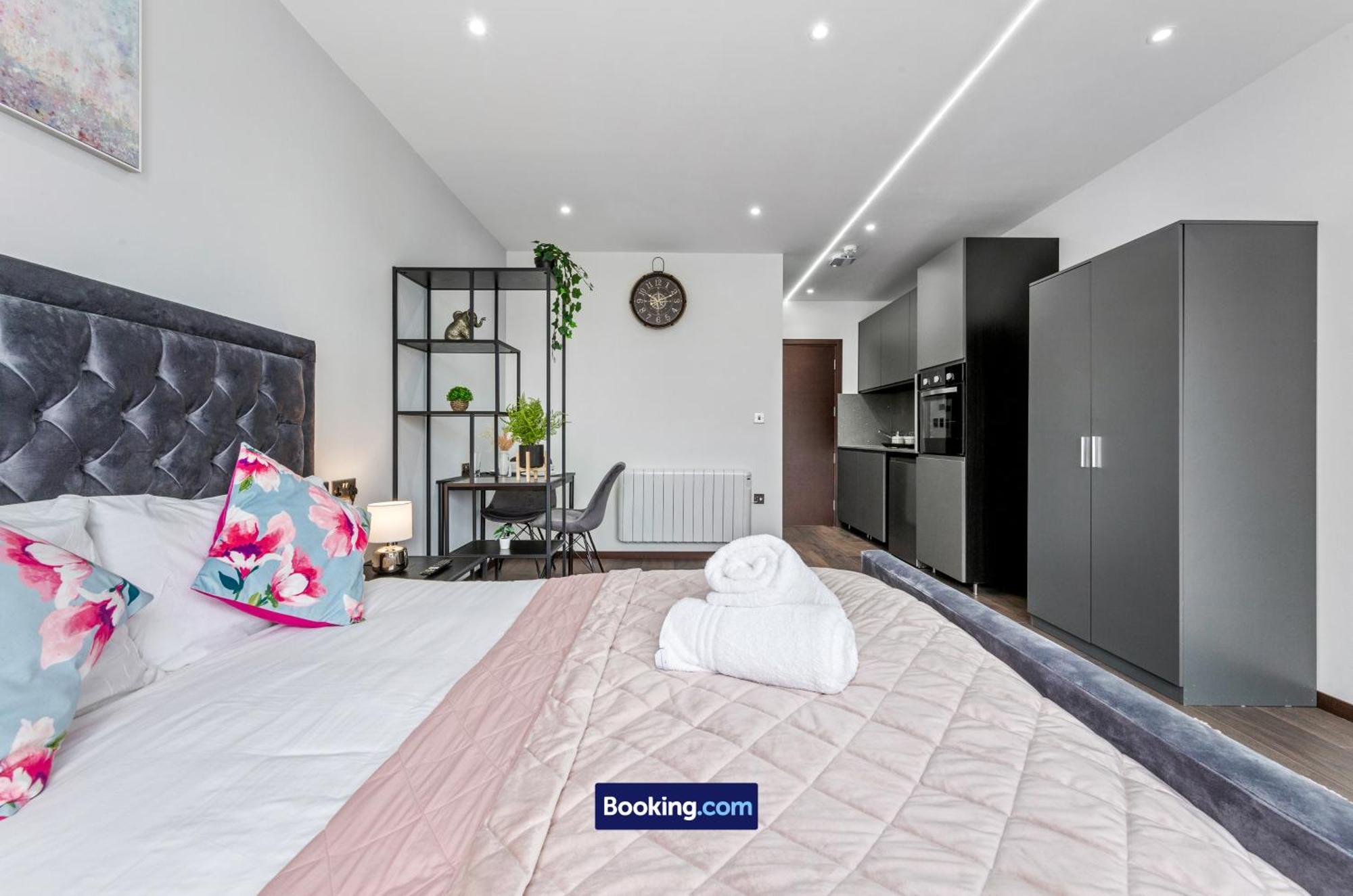 Stylish Studio Apt By Stay Smart Short Lets & Serviced Accommodation Woodstock With Free Wifi Лондон Екстериор снимка