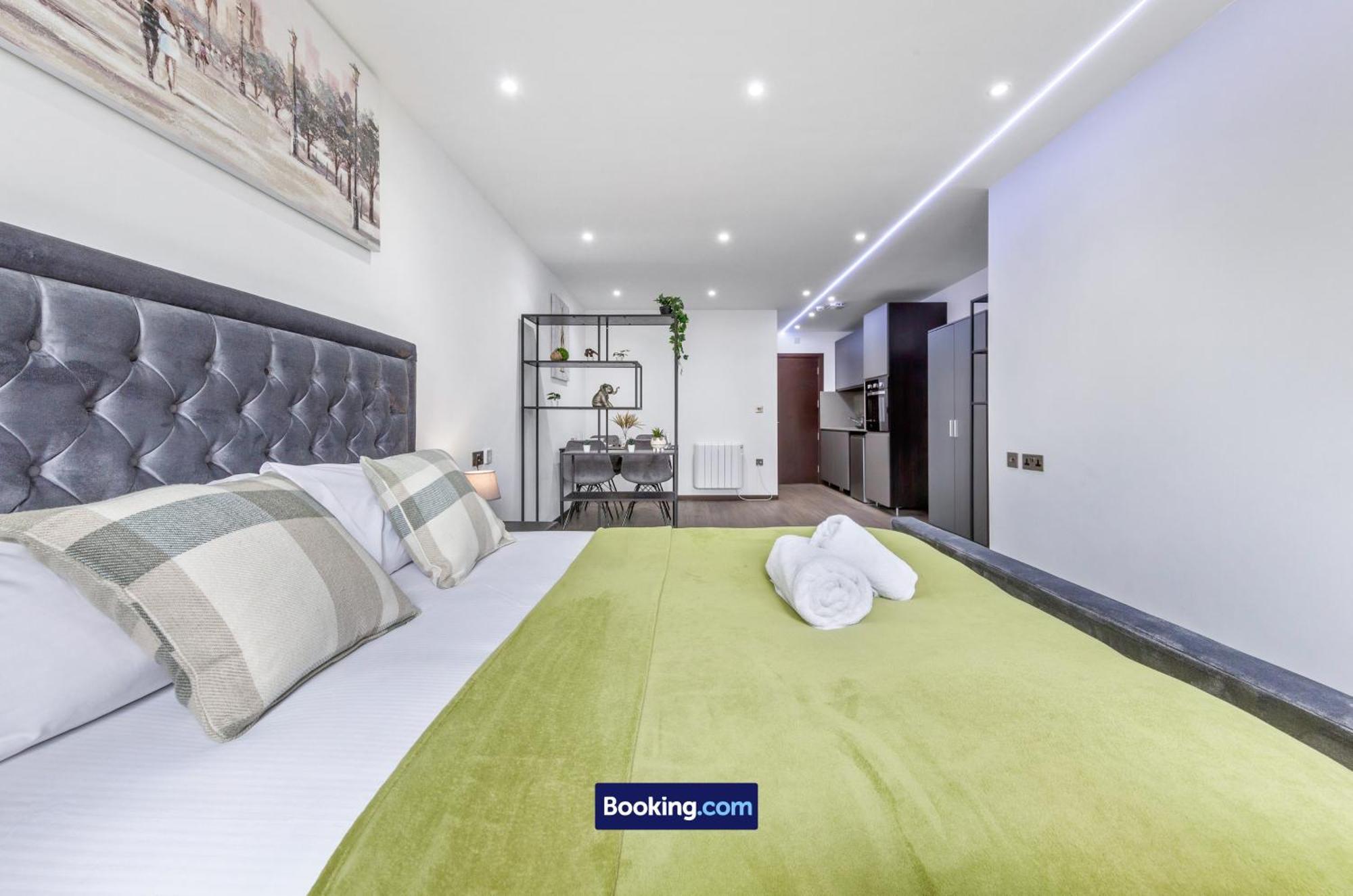 Stylish Studio Apt By Stay Smart Short Lets & Serviced Accommodation Woodstock With Free Wifi Лондон Екстериор снимка